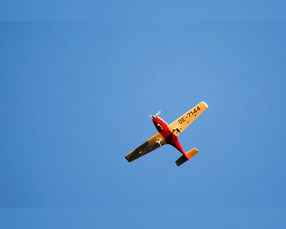 Avion de tourisme dans le ciel bleu