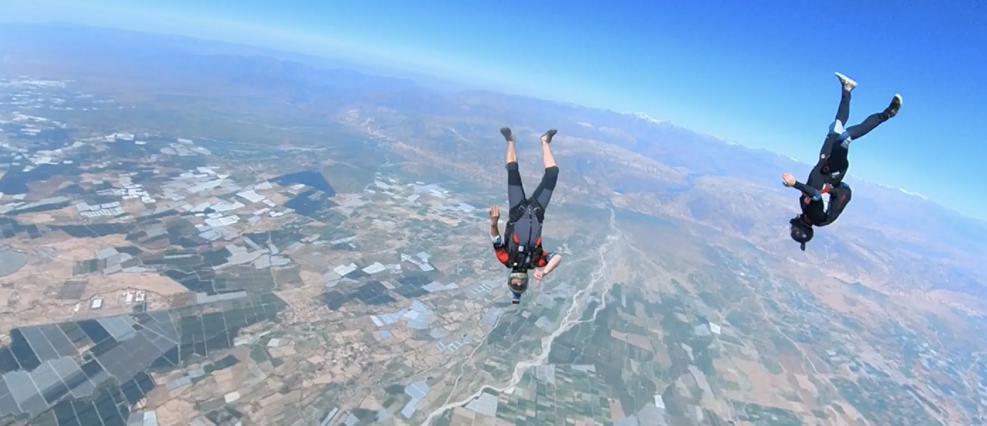 Quatre parachutistes en chute libre au-dessus de la campagne marocaine