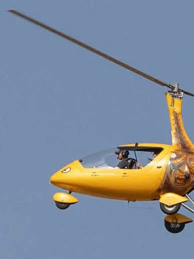 Gyrocoptère jaune en vol