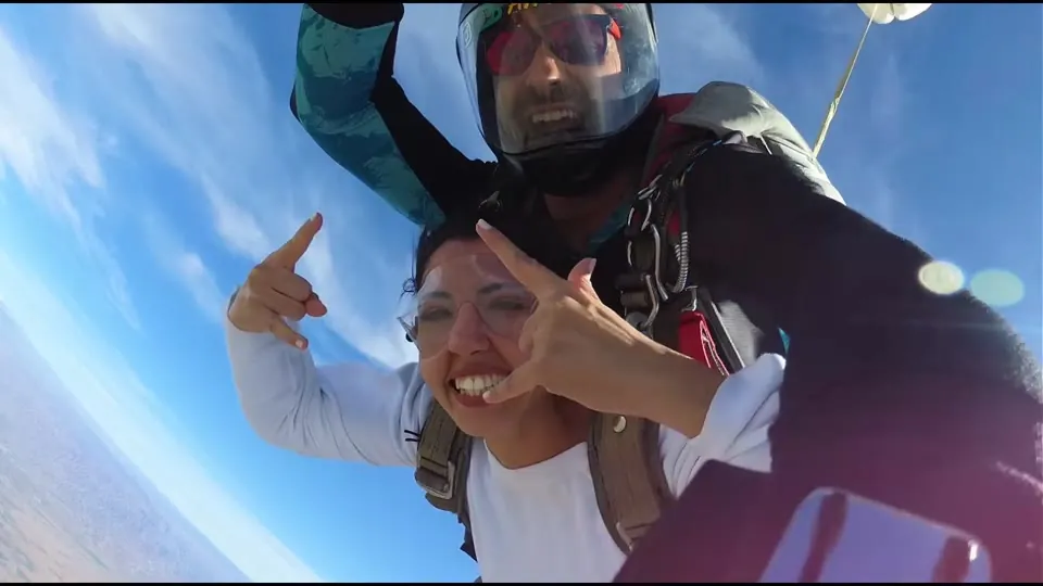 Saut en tandem filmé à la Handycam au poignet du moniteur