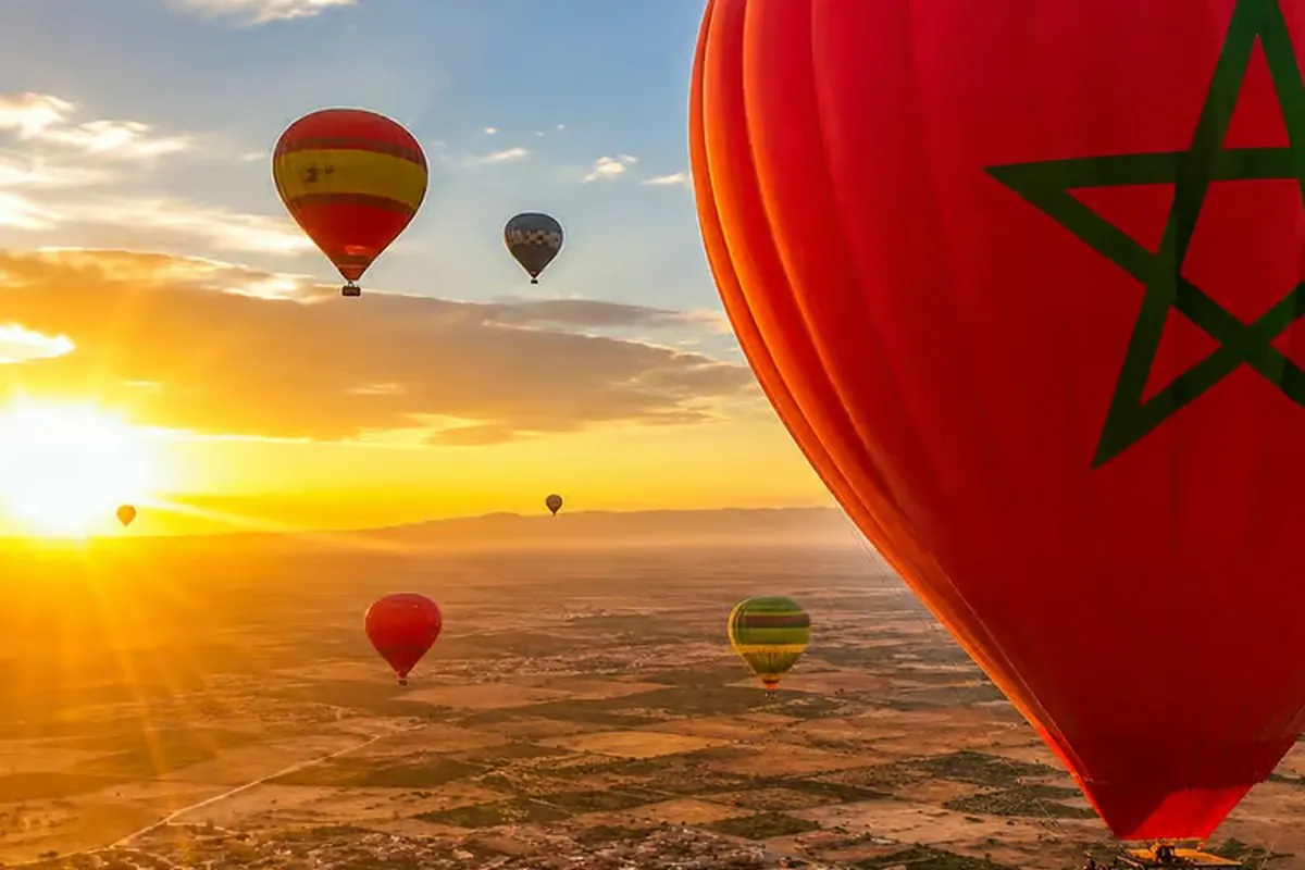 Vols en montgolfière au lever du soleil, dont un ballon aux couleurs du Maroc