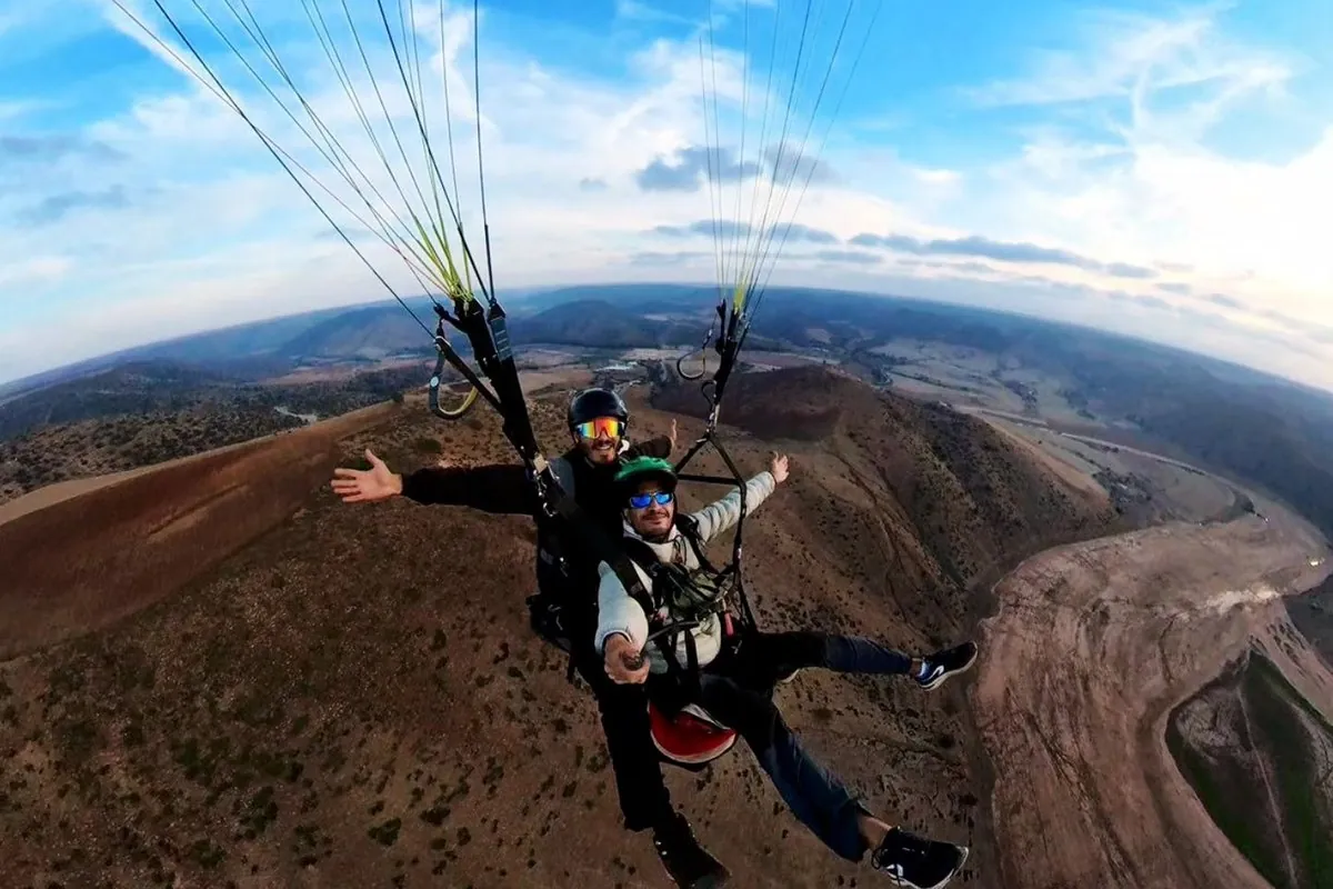 Vol en parapente en tandem au-dessus des collines marocaines