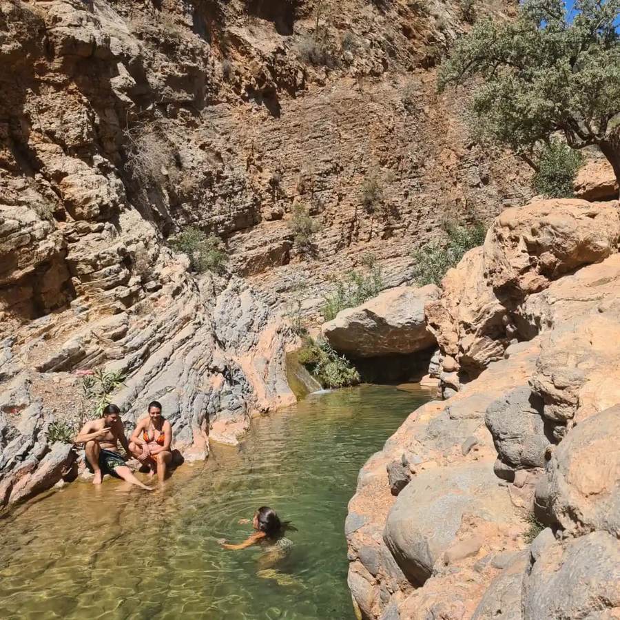Bassin naturel dans un canyon