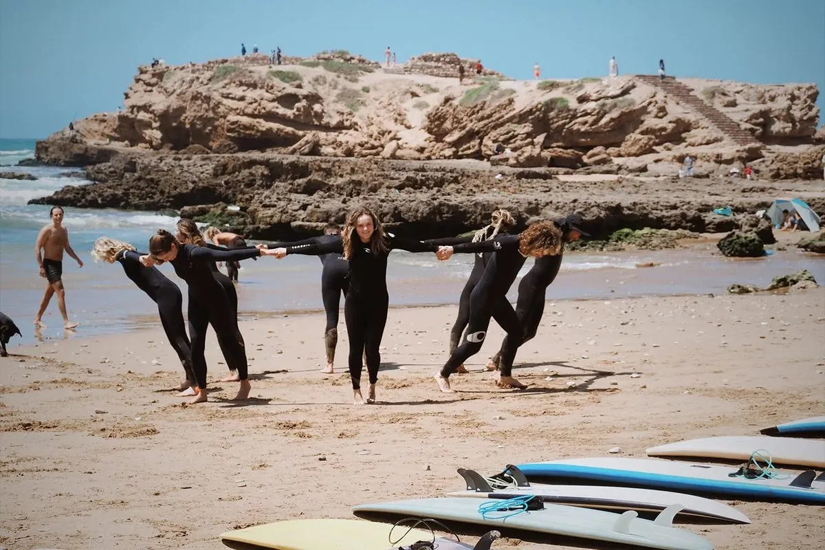Groupe de surfeurs sur une plage au Maroc