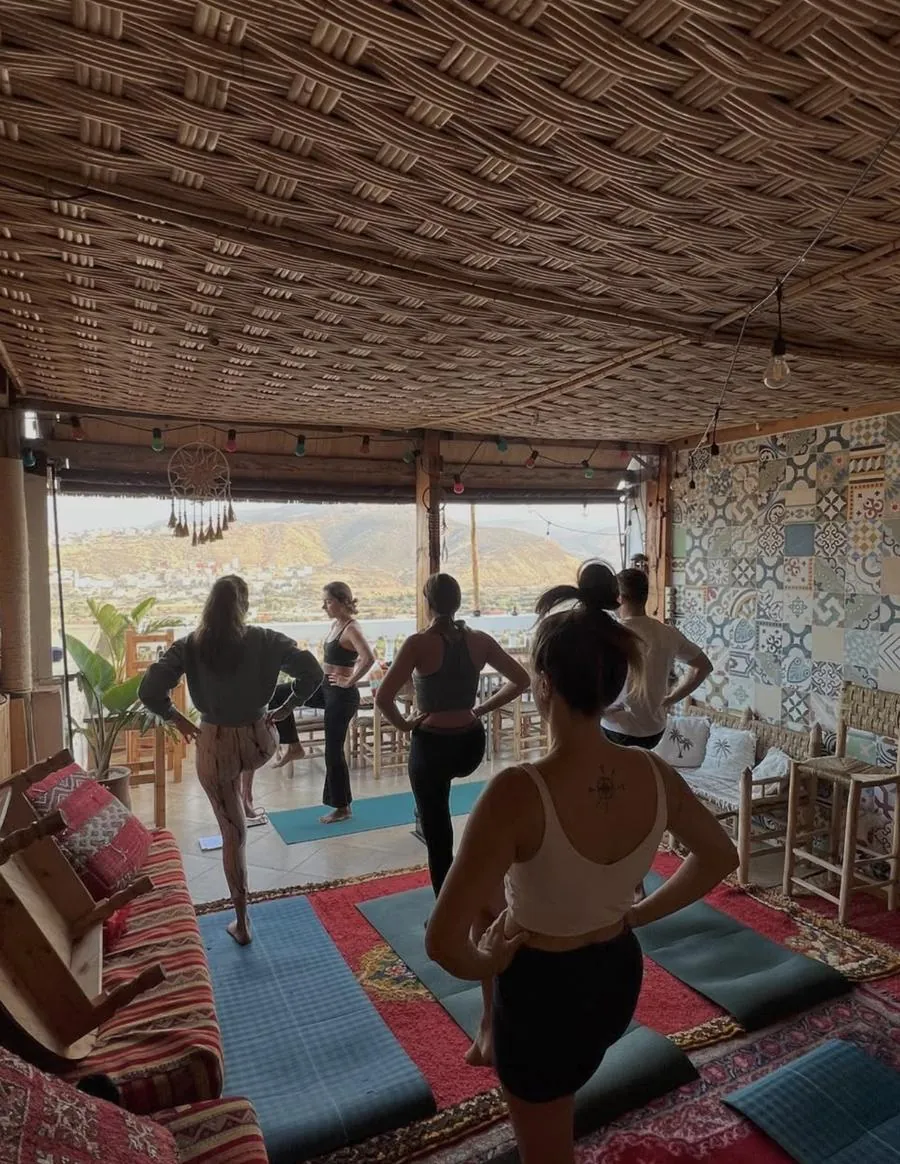 Séance de yoga sur la terrasse