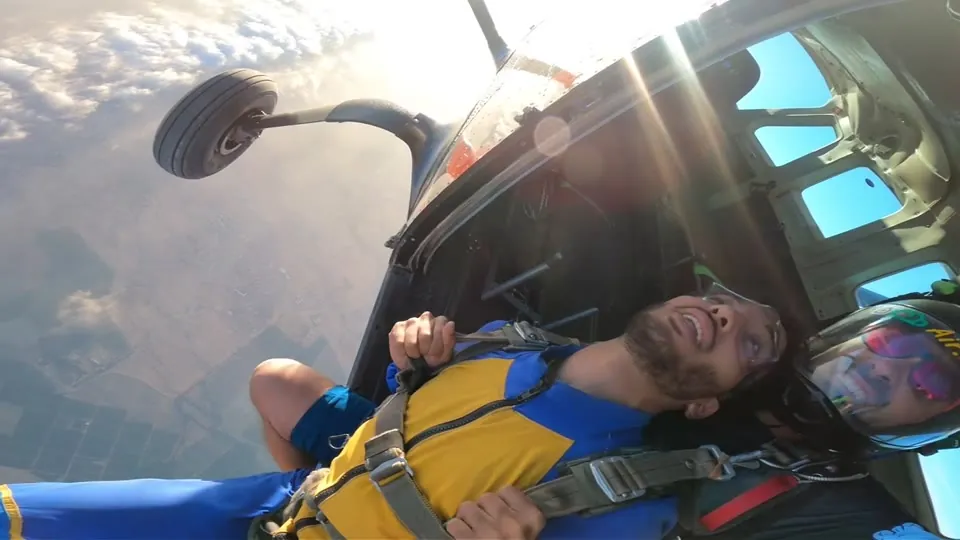 Caméraman professionnel en chute libre pendant un saut en tandem