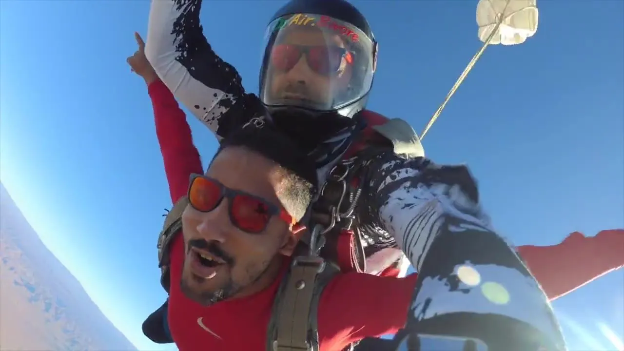 Saut en tandem filmé à la fois à la Handycam et par un caméraman